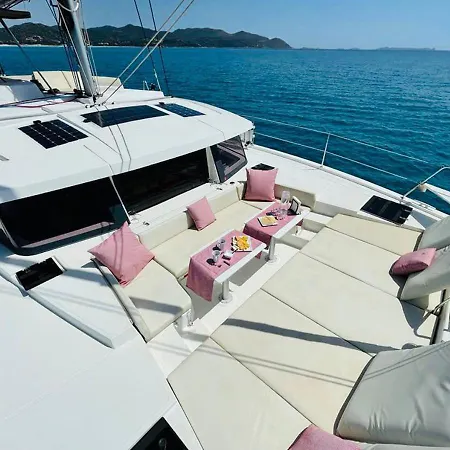 Catamarano Pax Abyssi Botel